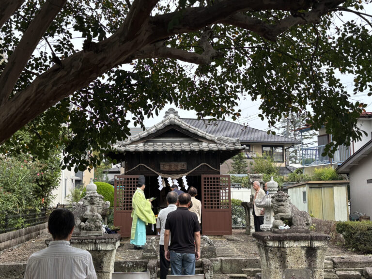公民館庭の長良神社