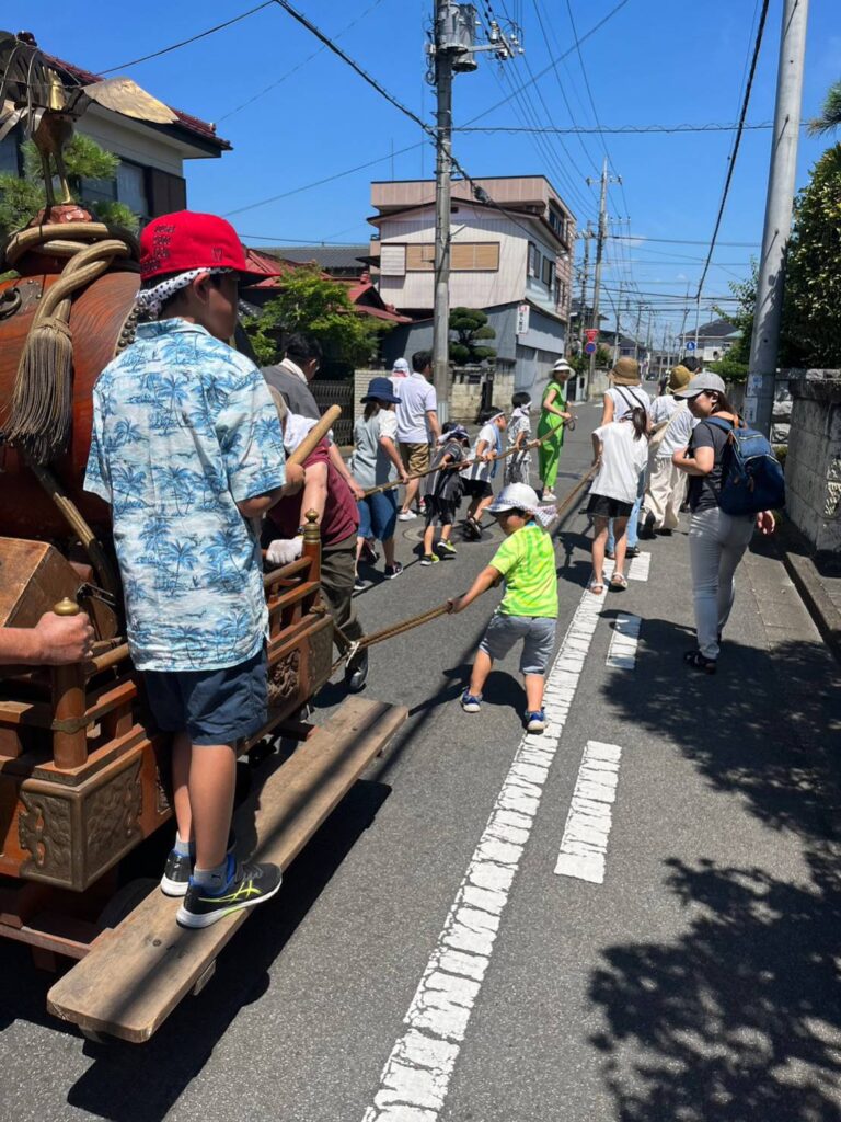 太鼓を引っ張る子供達