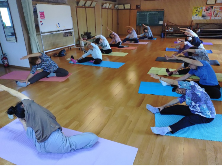 集会所でのヨガ